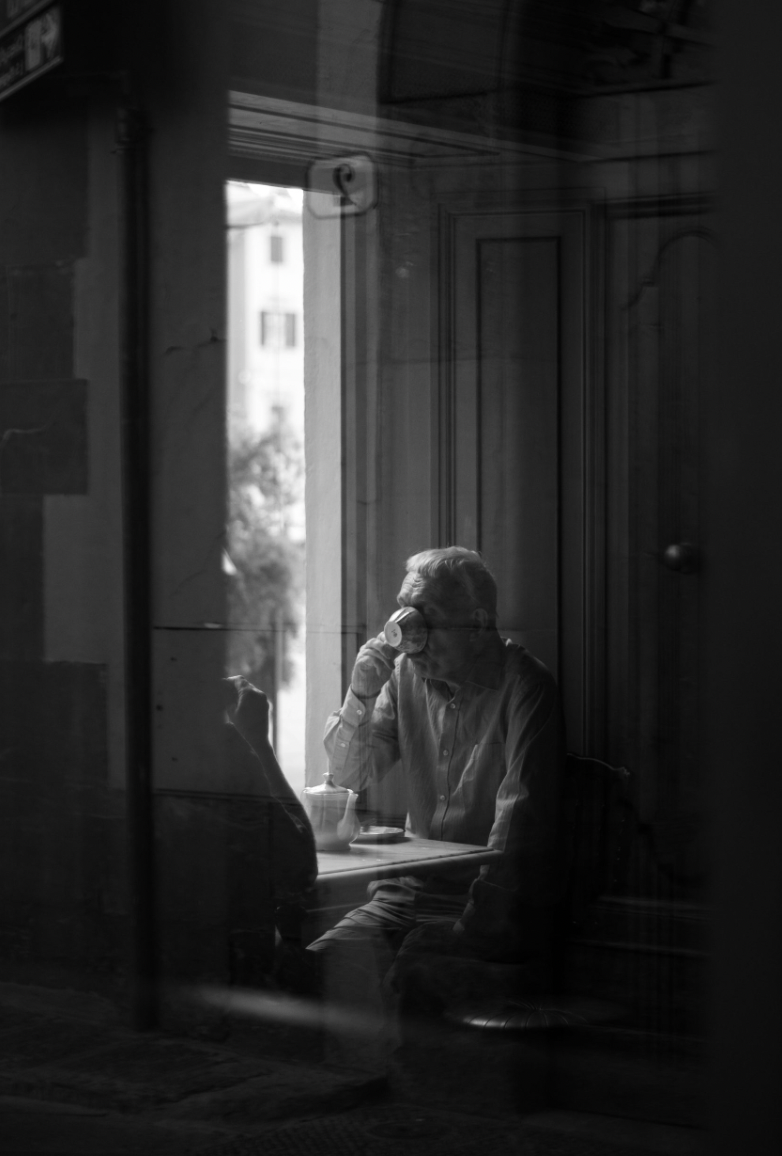 Older gentleman, sitting in caffè window. Black and White.